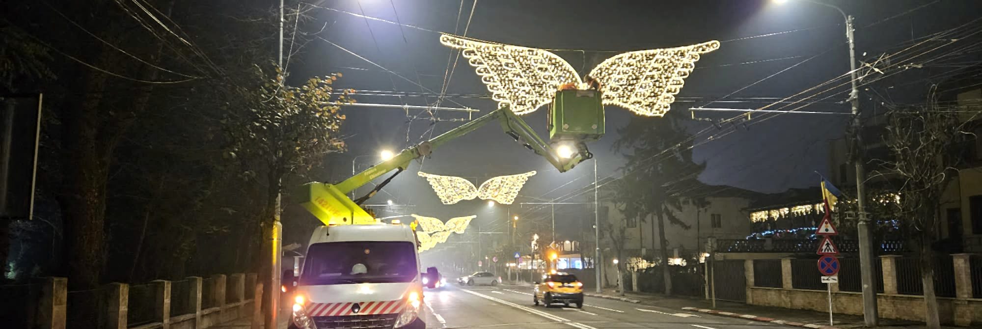 Echipă SEI lucrând de pe platformă ridicătoare la rețeaua de contact