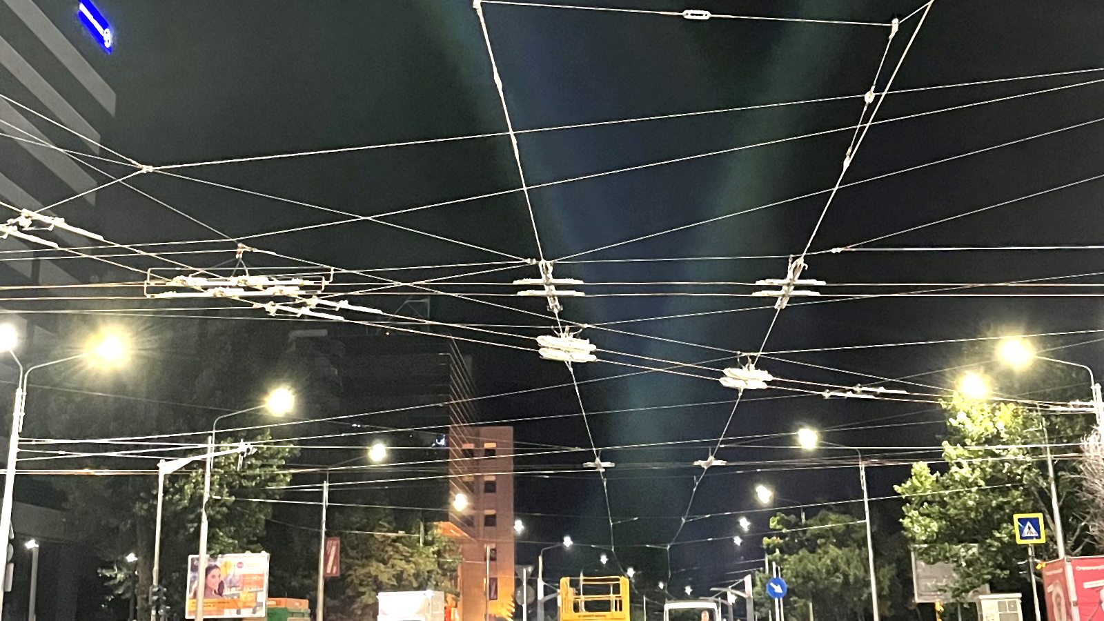 Rețea de contact văzută de jos, cu suspensii transversale