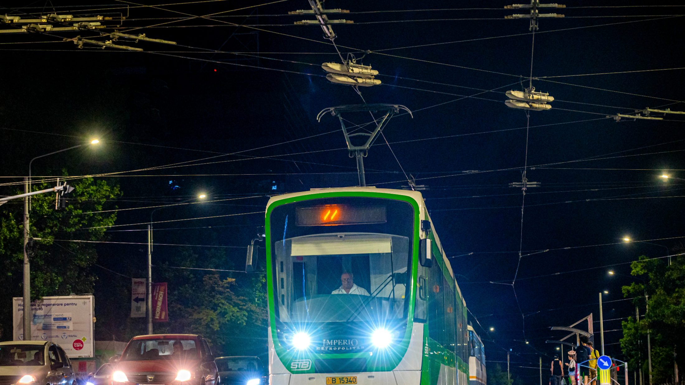 Tramvai sub linia aeriană de contact, noaptea